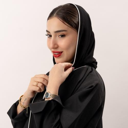 طرحة سوداء بقيطان باللون الأبيض