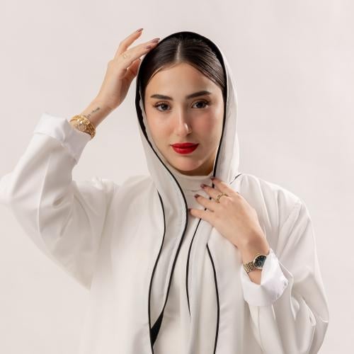 طرحة بيضاء بقيطان باللون الأسود