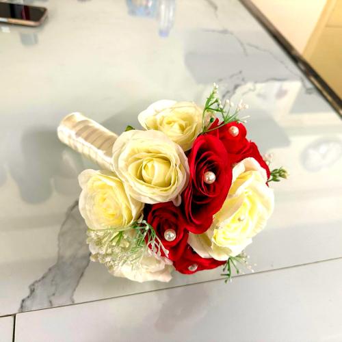 مسكة عروس أبيض وأحمر