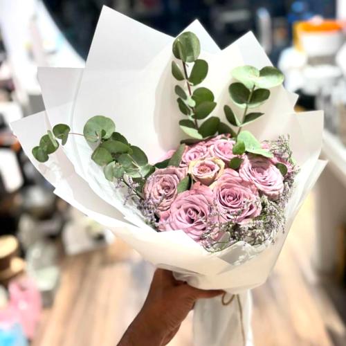 باقة ورد طبيعي بألوان مريحة بتغليف جميل