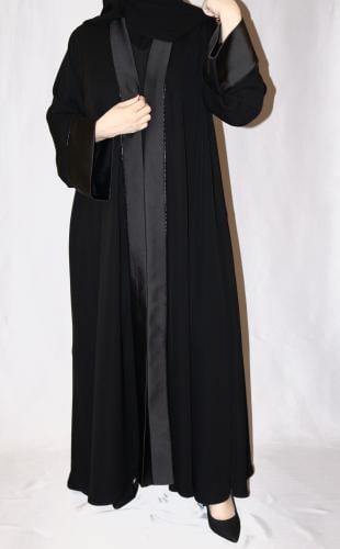 عباية كلوش سوداء محيوكة من قماش الكريب داكن اللون...
