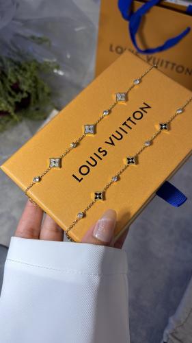 إسوارة LOUIS VUITTON معدن ذهبي
