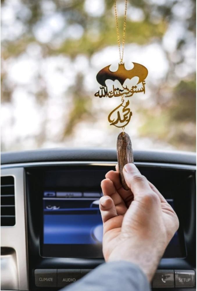 تعليقة سيارة على شكل شعار باتمان بالاسم