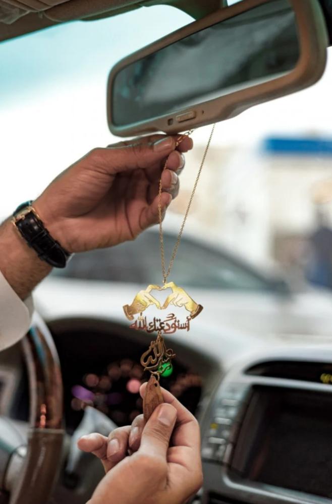 تعليقة كسرة العود بشكل قلب بيدين ترند