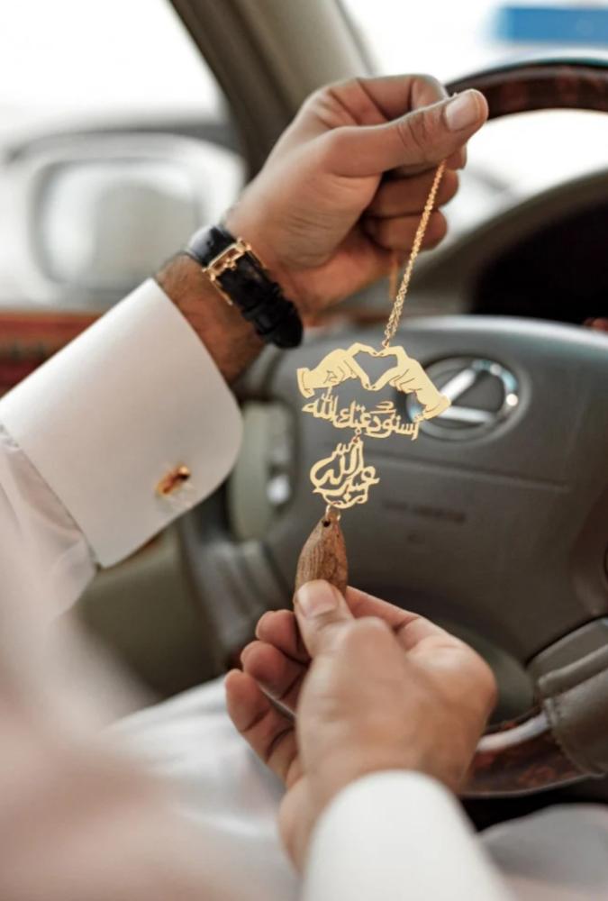 تعليقة كسرة العود بشكل قلب بيدين ترند