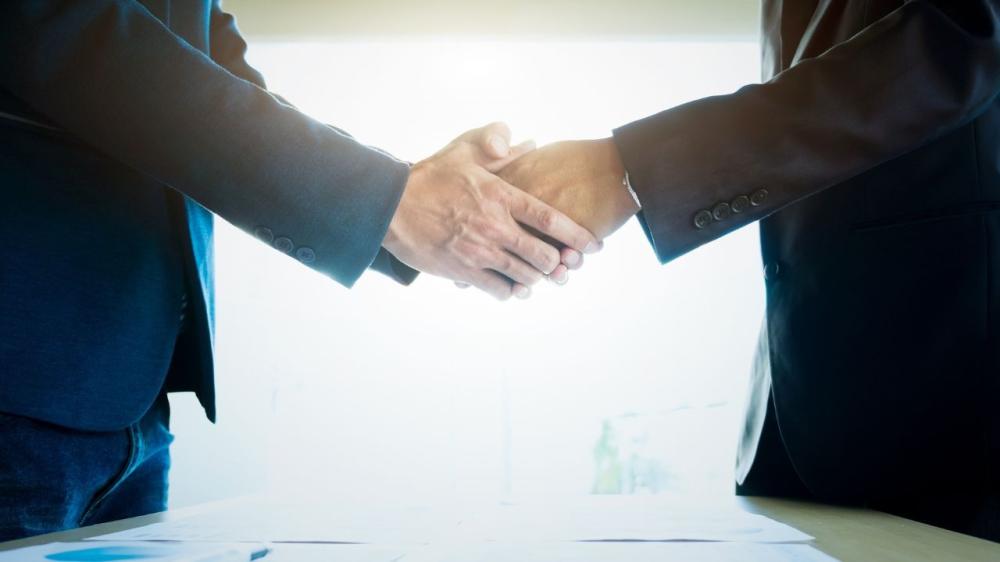 التحية باللغة الإنجليزية: أشهر العبارات واستخداماتها في المواقف اليومية.