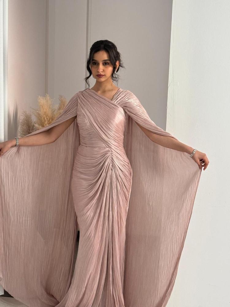 فستان روزان الشيفون اللامع… عندما تجتمع الأناقة بالفخامة في قطعة واحدة