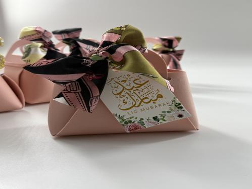 حقيبة جلد للتوزيعات مع التعبئة ( الماسك قابل للتغي...