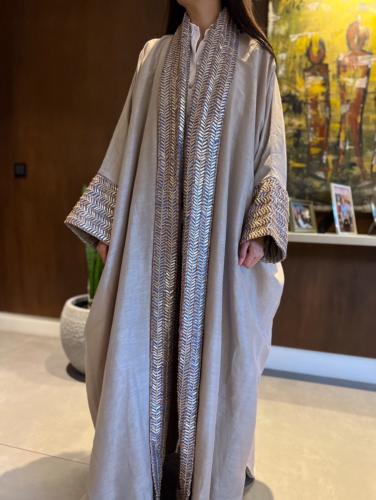 عبائة شتوية مطرزة من قماش ال لينن والمخمل من الداخل بالاضافة الى طرحة بلون ملائم