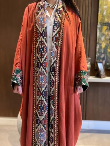 عبائة شتوية مطرزة من قماش ال لينن والمخمل من الداخل بالاضافة الى طرحة بلون ملائم