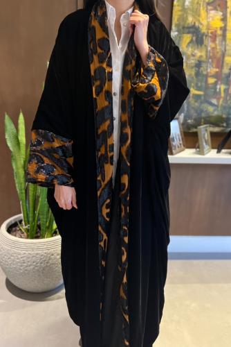 عبائة شتوية من قماش المخمل مع شيفون بالاطراف بالاضافة الى طرحة بلون ملائم