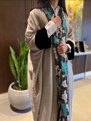 عبائة شتوية مطرزة من قماش ال لينن والمخمل من الداخل بالاضافة الى طرحة بلون ملائم