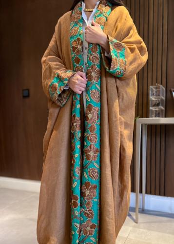 عبائة شتوية مطرزة من قماش ال لينن والمخمل من الداخل بالاضافة الى طرحة بلون ملائم