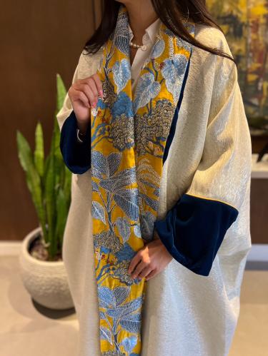 عبائة شتوية مطرزة من قماش ال لينن والمخمل من الداخل بالاضافة الى طرحة بلون ملائم