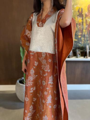 Ladies kaftan with embroidery lenin