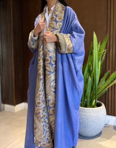 عبائة شتوية مطرزة من قماش ال لينن والمخمل من الداخل بالاضافة الى طرحة بلون ملائم