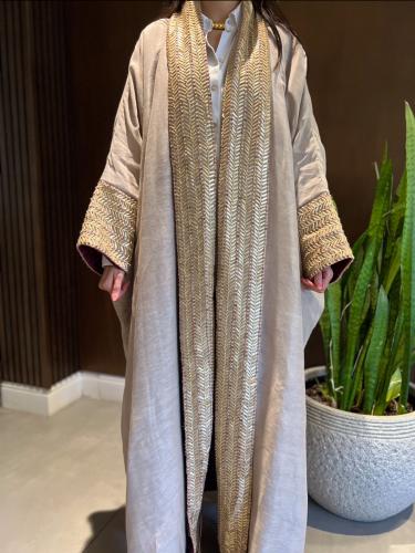 عبائة شتوية مطرزة من قماش ال لينن والمخمل من الداخل بالاضافة الى طرحة بلون ملائم