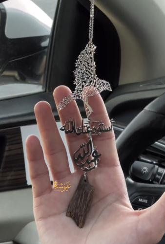 تعليقة سيارة عود مع رسمة الصقر