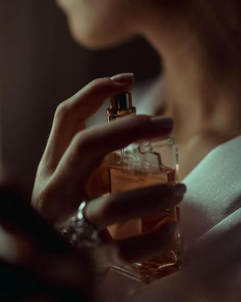 العطور الطبيعية مقابل العطور الصناعية: مزايا وعيوب