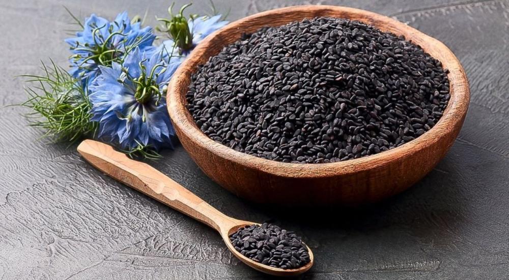 فوائد الحبة السوداء مع الحناء للشعر