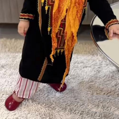 سروال خط البلده للأطفال لونه أحمر.
