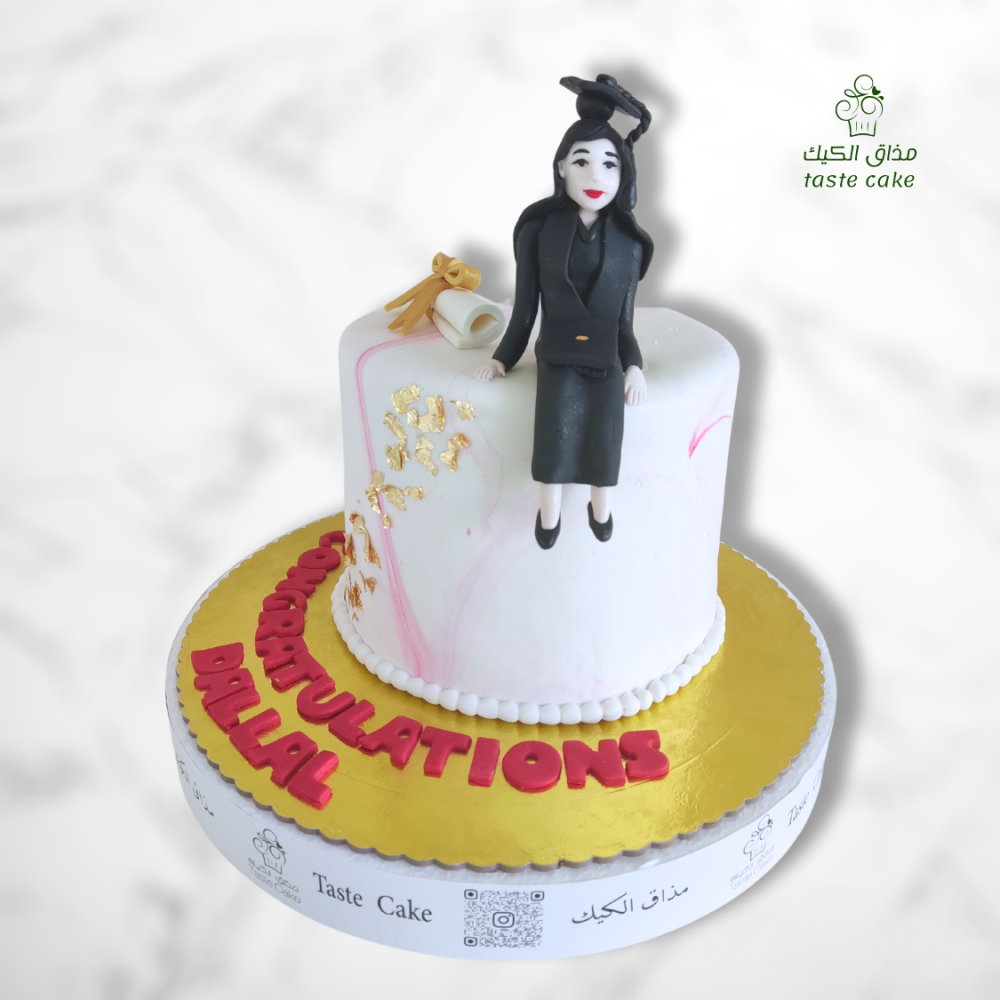 كيك تخرج مذيعه كليه اعلام من مذاق الكيك