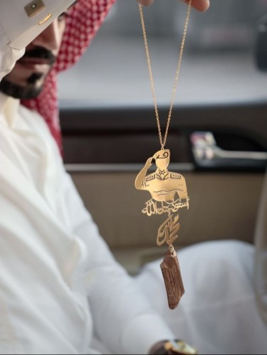 تعليقه العسكري وكسره العود بالاسم