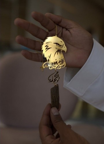 تعلقيه الصقر وكسره العود بالاسم