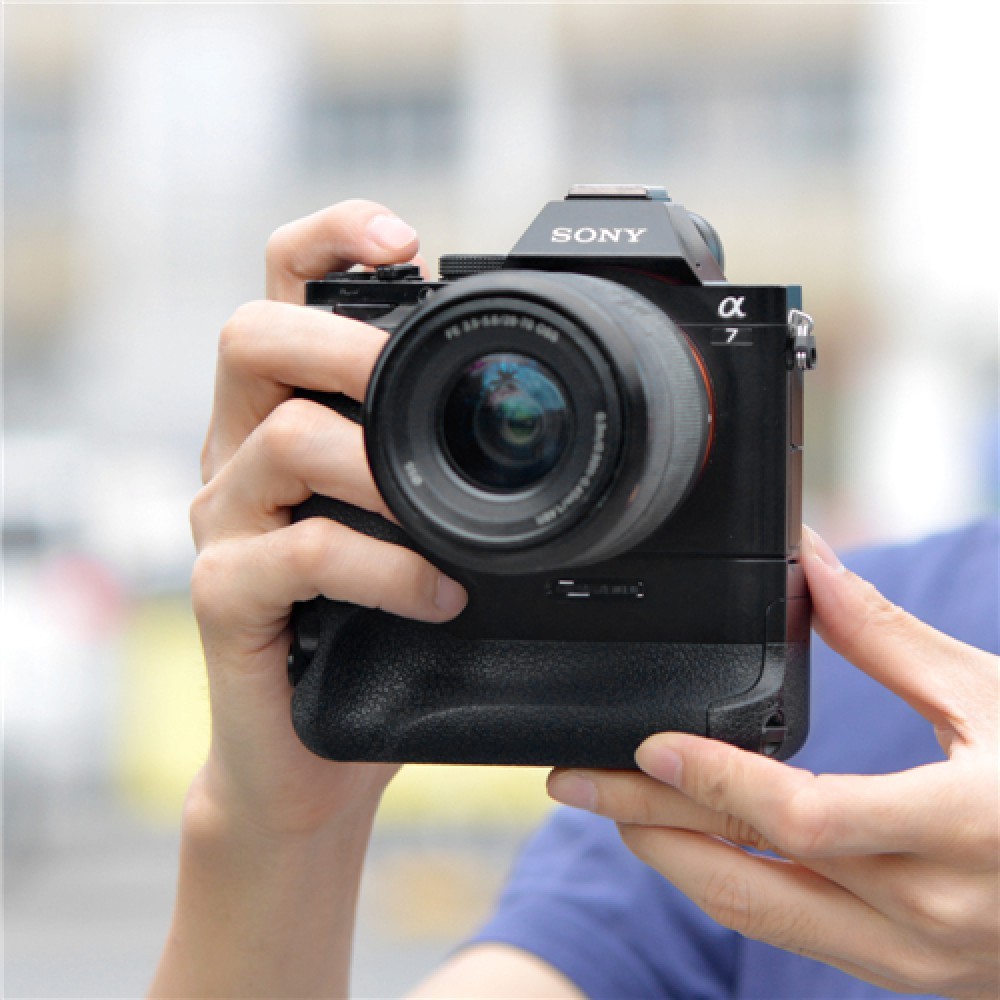 KingMa VG-C1EM battery grip for Sony A7 camera camera box