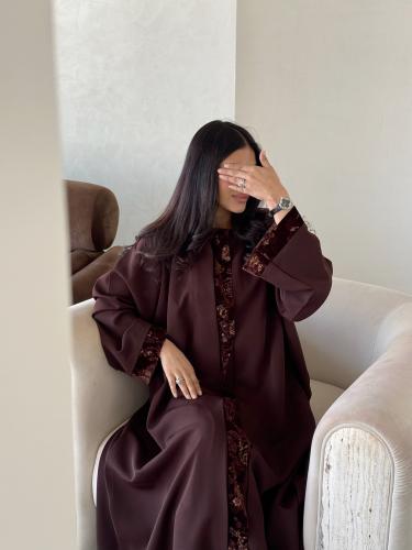 عبايه كلوش باللون البني بقماش كريب و مخمل مشجر