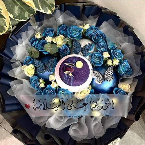 "باقة الفخامة: ورد أزرق وكيك بلو فلفلت"