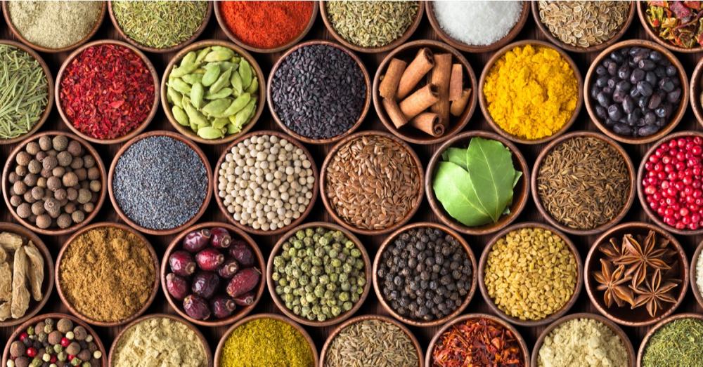 ما هي الطرق المفضلة لطحن البهارات في المطبخ السعودي؟
