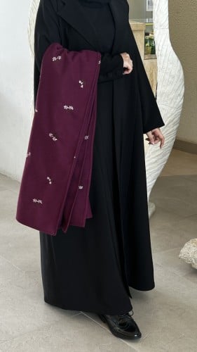 وشاح صوف مطرّز
