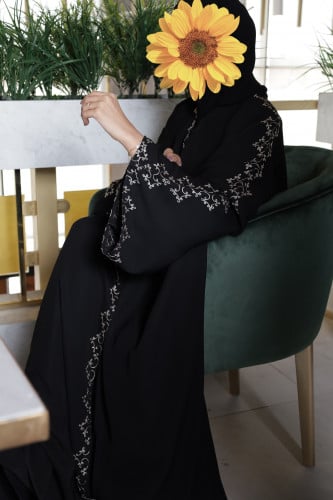 عباية بتطريز بيج