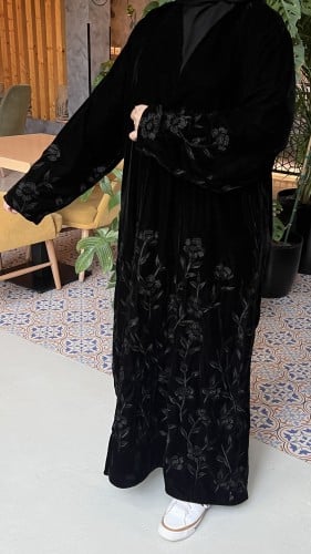 عباية مخمل بتطريز ورود أسود