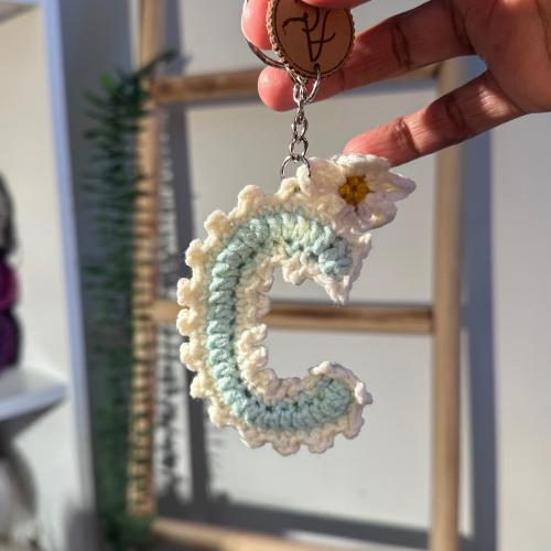 ميدالية حرف C