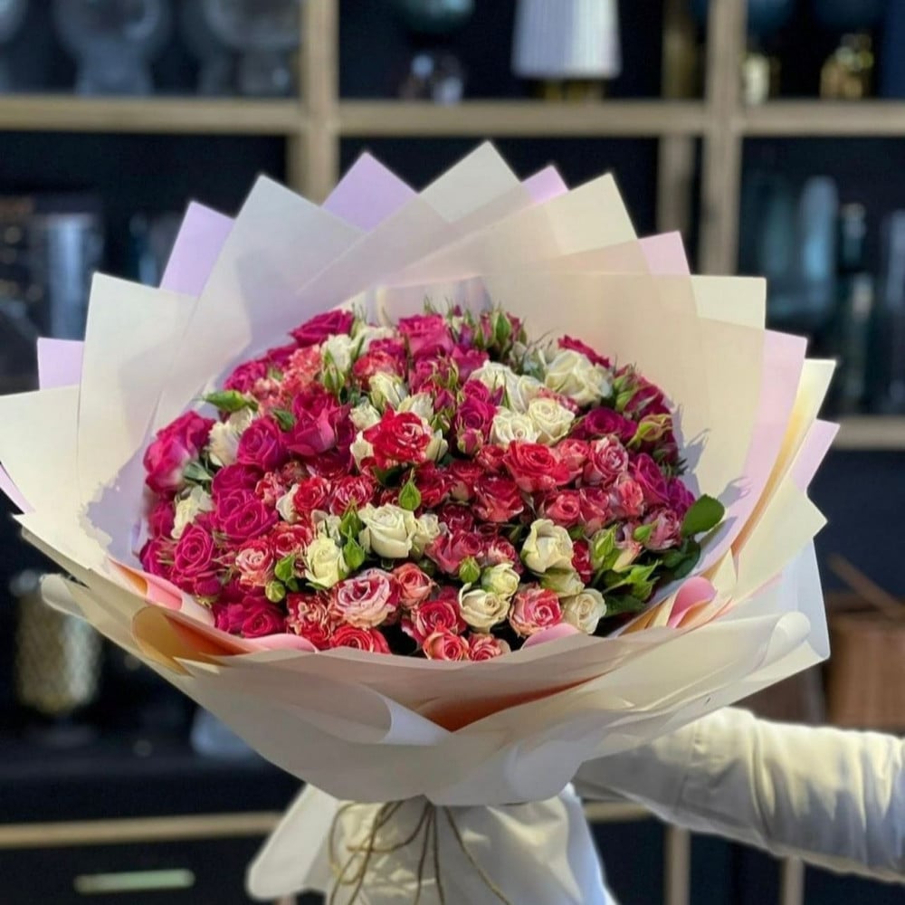 باقة من ورد البيبي روز الفوشي والابيض