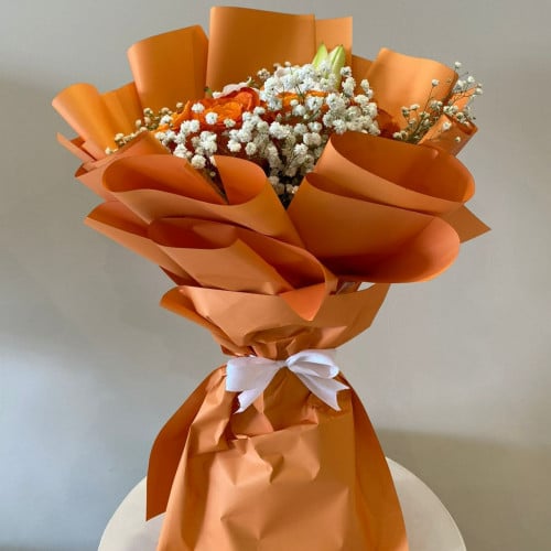 زهور الجوري البرتقاليه والجبسو الابيض