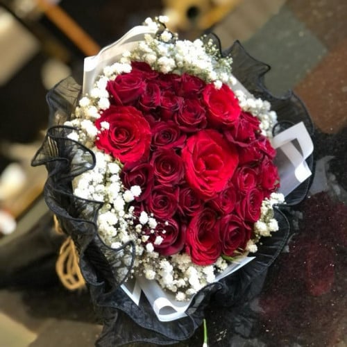 باقة من الروز الاحمر مزين بزهرة الجيبسو