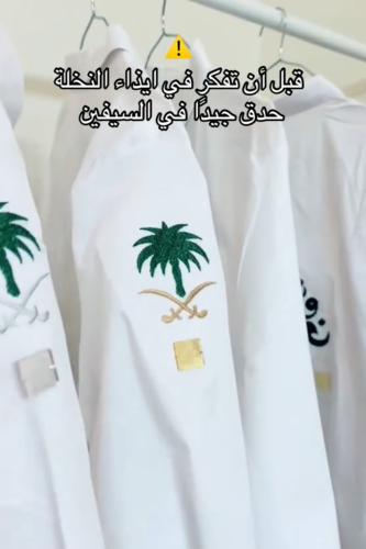 قميص كتان بتطريز شعار سيفين ونخله