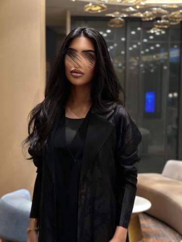 عباية جاكار خفيف مع كريب اسود فاحم داخلي نص كلوش