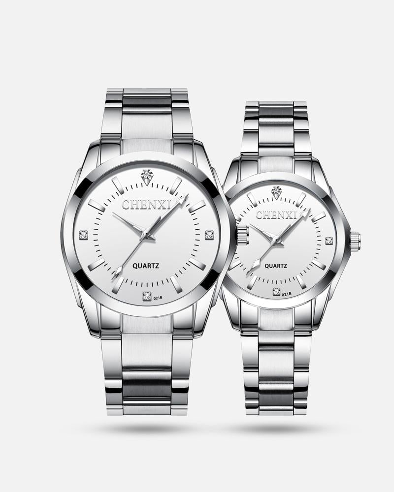 طقم مكون من ساعتين رجالية ونسائية باللون الفضي