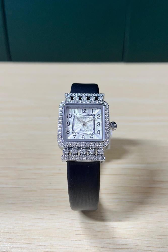 ساعة نسائية جلد بلون أسود