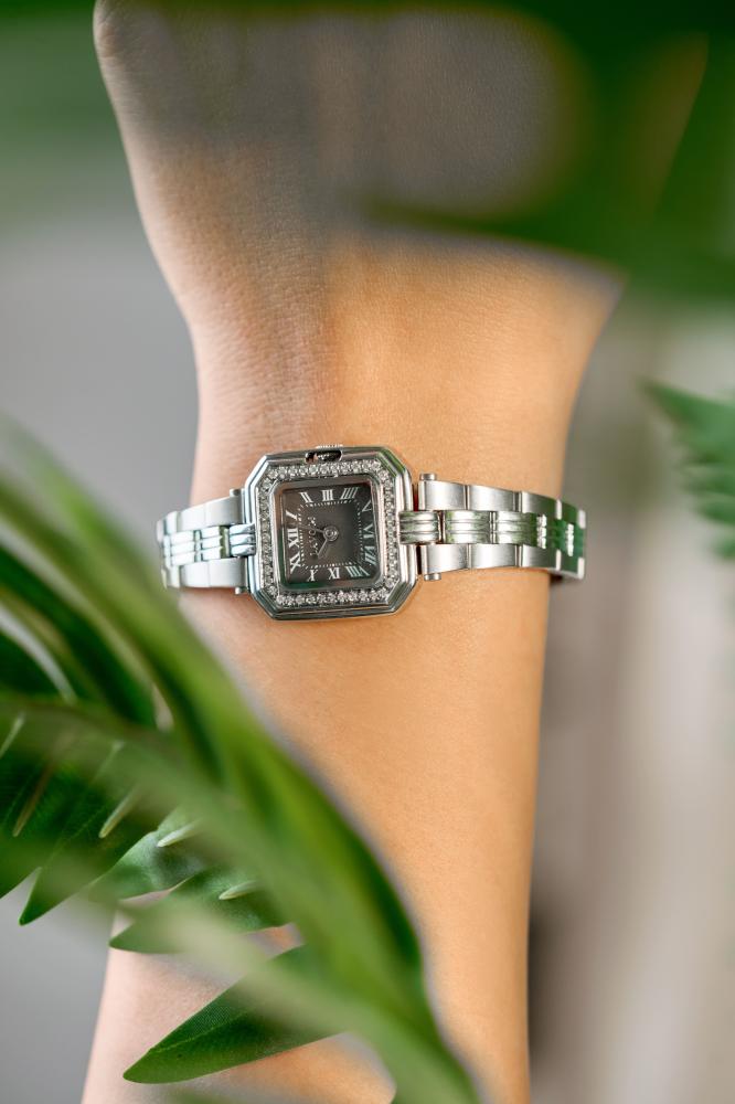 ساعة نسائية مربعة فضيه أصل الفخامة