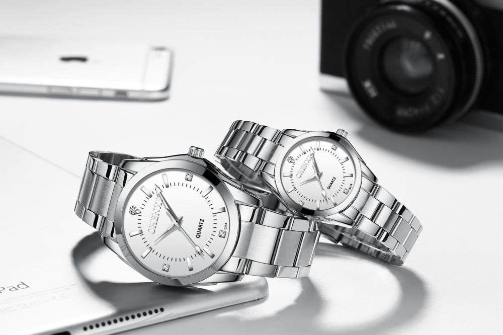 طقم مكون من ساعتين رجالية ونسائية باللون الفضي