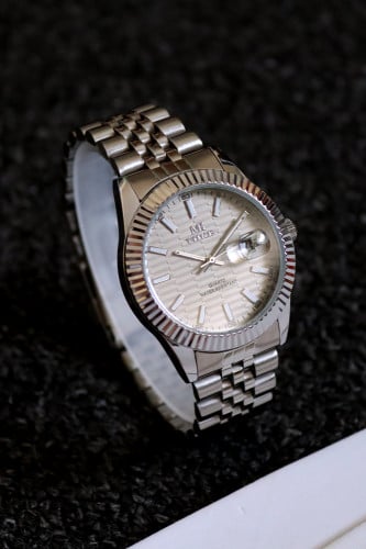 ساعة رجالية بتصميم كلاسيكي باللون الفضي