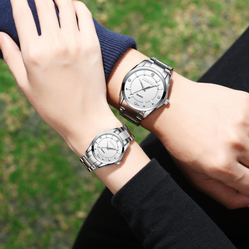 طقم مكون من ساعتين رجالية ونسائية باللون الفضي