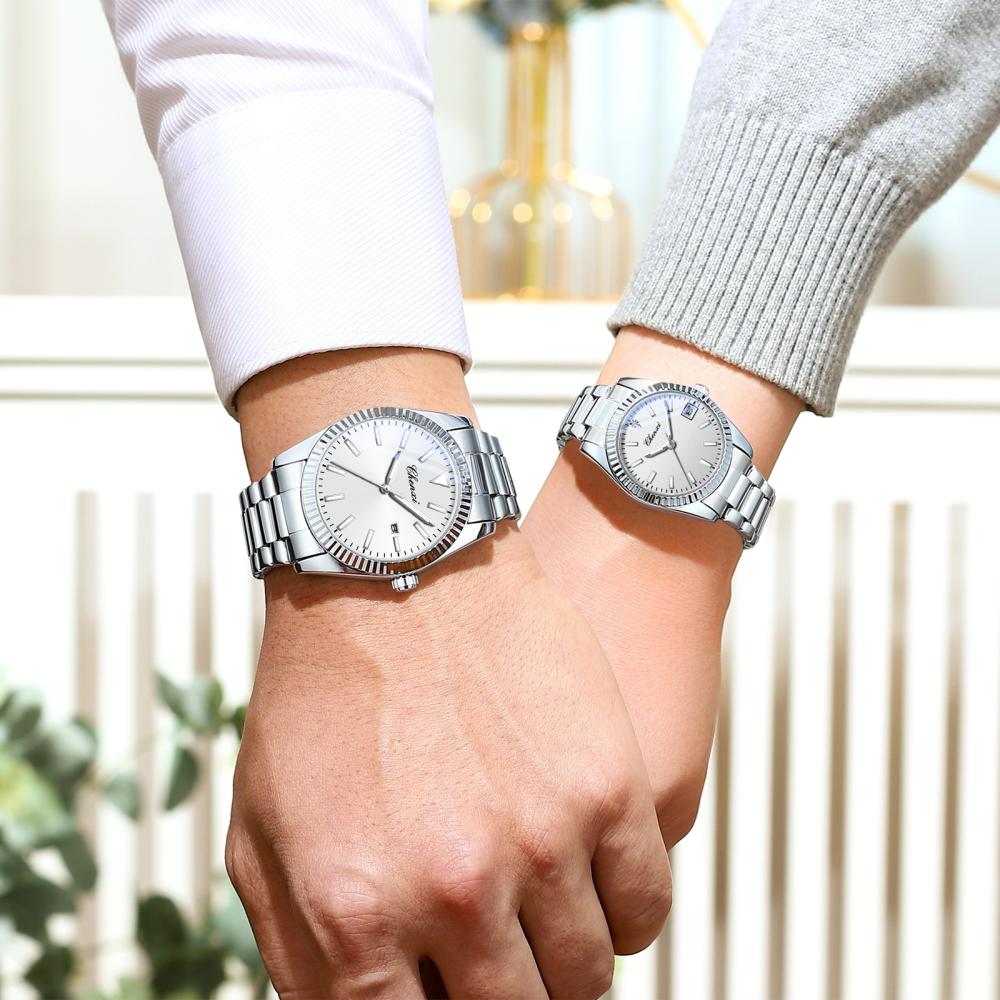 طقم مكون من ساعتين رجالية ونسائية باللون الفضي