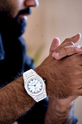 ساعة كاربون رجالية بلون ابيض مميز