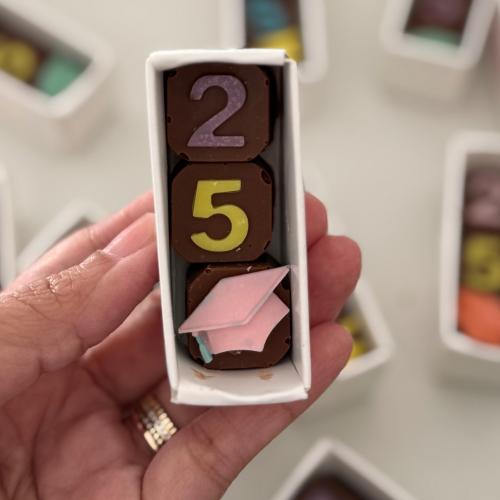 شوكولاتة ٣ مربعات ( تخرج او عيد او مواليد)